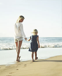 Landingpage_mother_and_daughter_on_beach